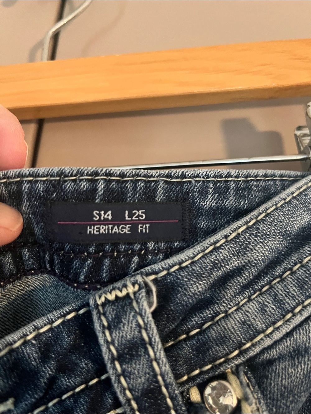 Vigoss Mid-Blue Straight-Leg Jeans with Subtle Distress - Picture 7 of 13